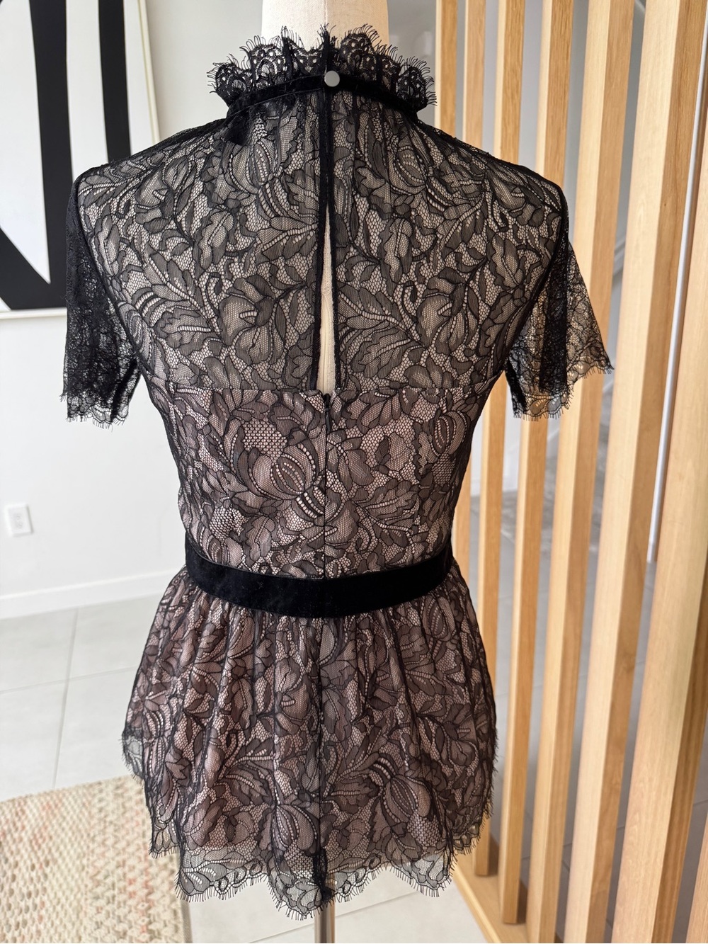 🌸White House Black Market Black Lace Peplum Blouse size 0 Preppy Fairy Feminine - Picture 5 of 11